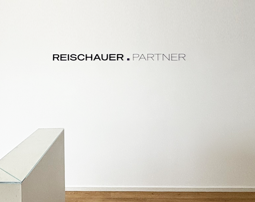 Eine klassische Geschäftsausstattung besteht aus Briefbogen und Visitenkarten, einheitlich gestaltet mit dem Logo. Beides liegt hier zu sehen auf einem violett farbigen Hintergrund.