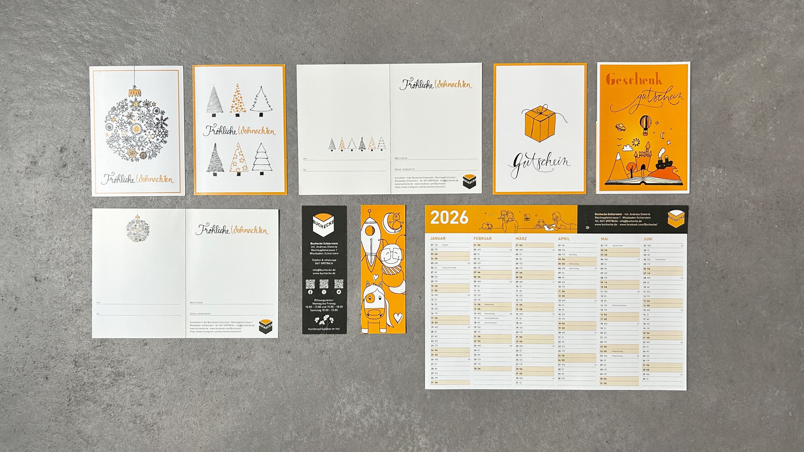 Übersicht zu unterschiedlichen Gutscheinkarten, einem Lesezeichen und einem Jahreskalender speziell für die Buchecke